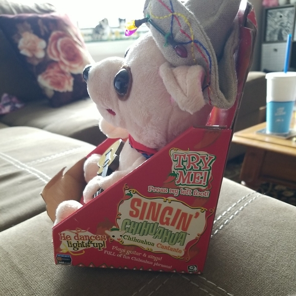 12" Pancho Singing & Dancing Chihuahua NIB Battery Operated - Picture 4 of 5